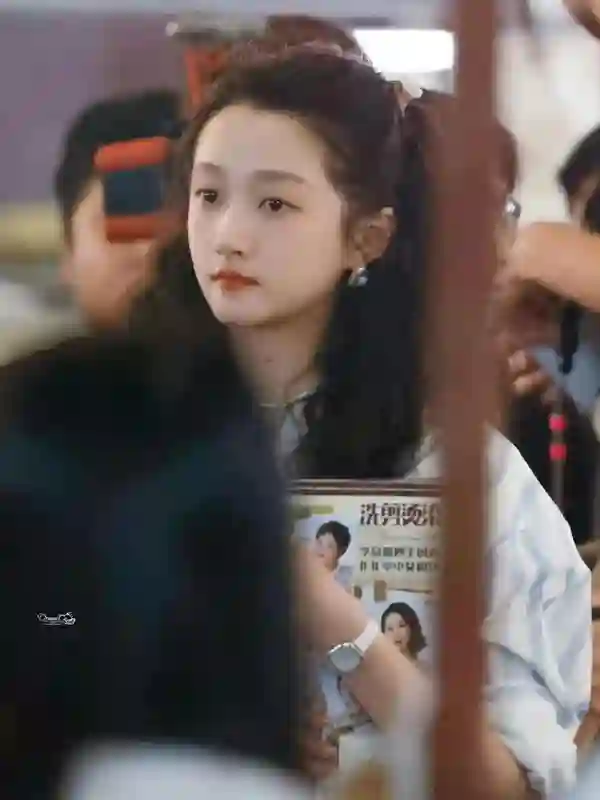 关晓彤现身山东农贸市场，发传单无人理，颜值是真的开始下滑