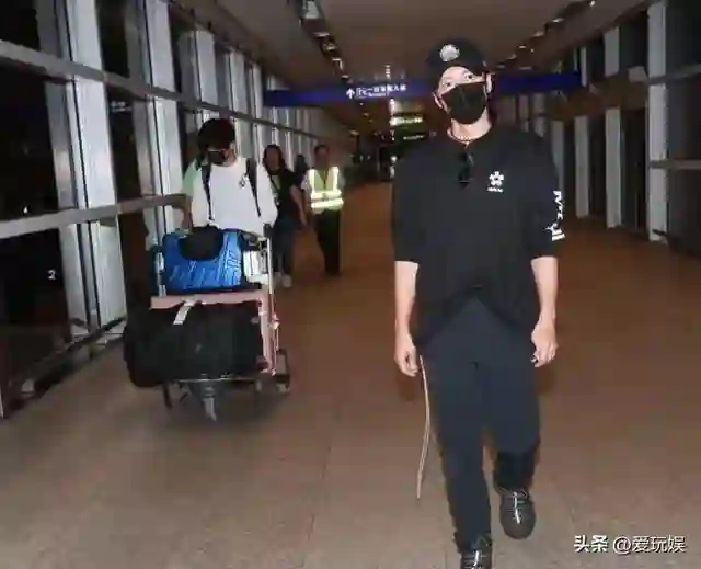 不带娃就别生！看完17岁谢振轩对弟弟的管教，才知什么是长兄如父