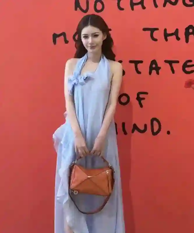 汪小菲端午独自带娃！马筱梅出席奢侈品牌周年庆，穿浅紫挂脖裙美