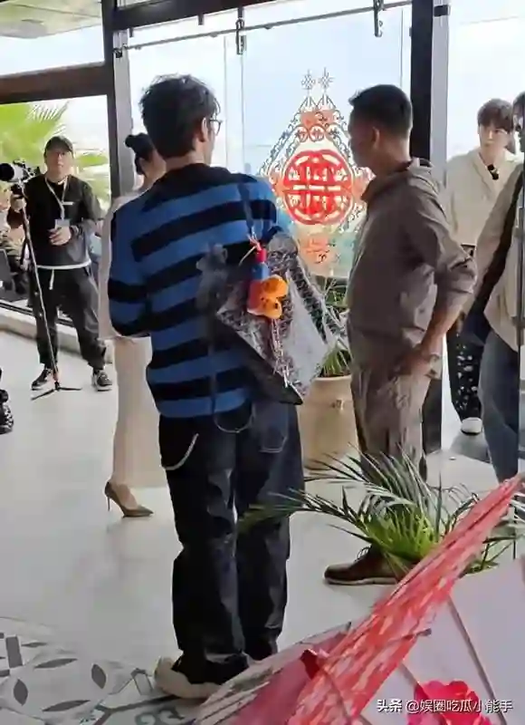 中餐厅9路透，黄晓明条纹衫厚底鞋打扮帅气，被吐槽是老人装年轻