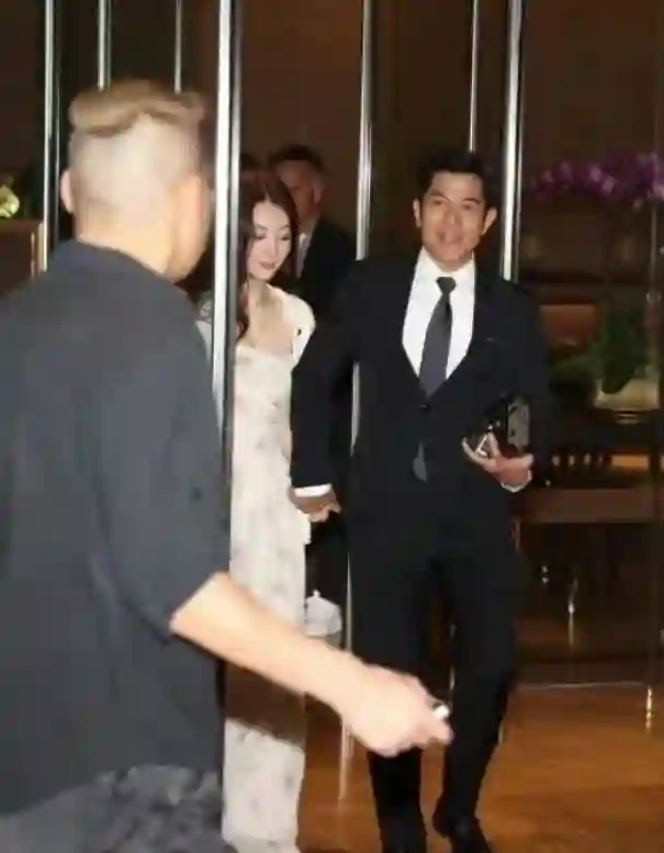 郭富城携方媛赴豪门婚宴！天王热聊全场，娇妻独坐玩手机太心疼！