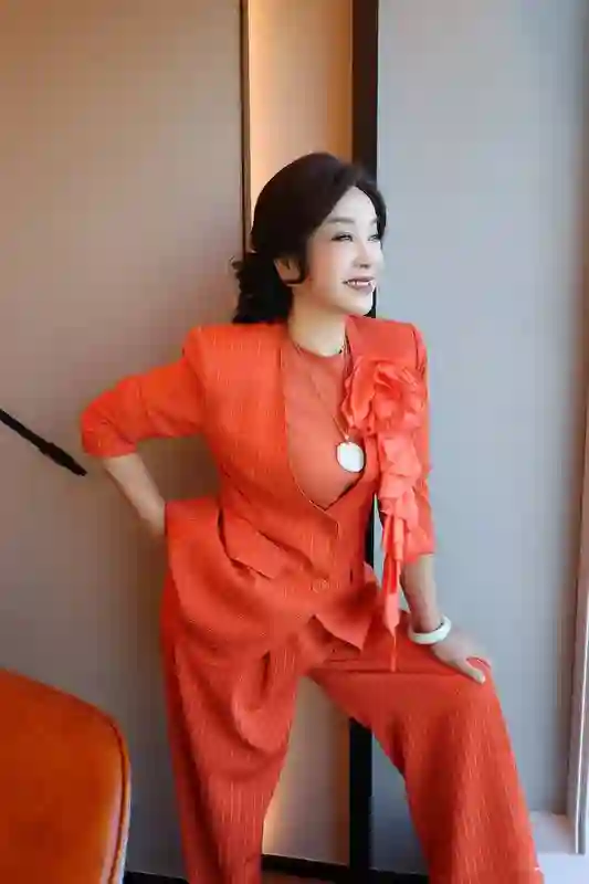 74岁刘晓庆穿金色中式褂子，皮肉紧致年轻了许多，她写字真好看
