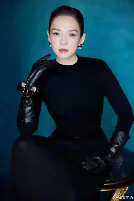 华表奖这一夜，被笑不露齿的章子怡惊艳，不穿暴露礼服却艳压群芳