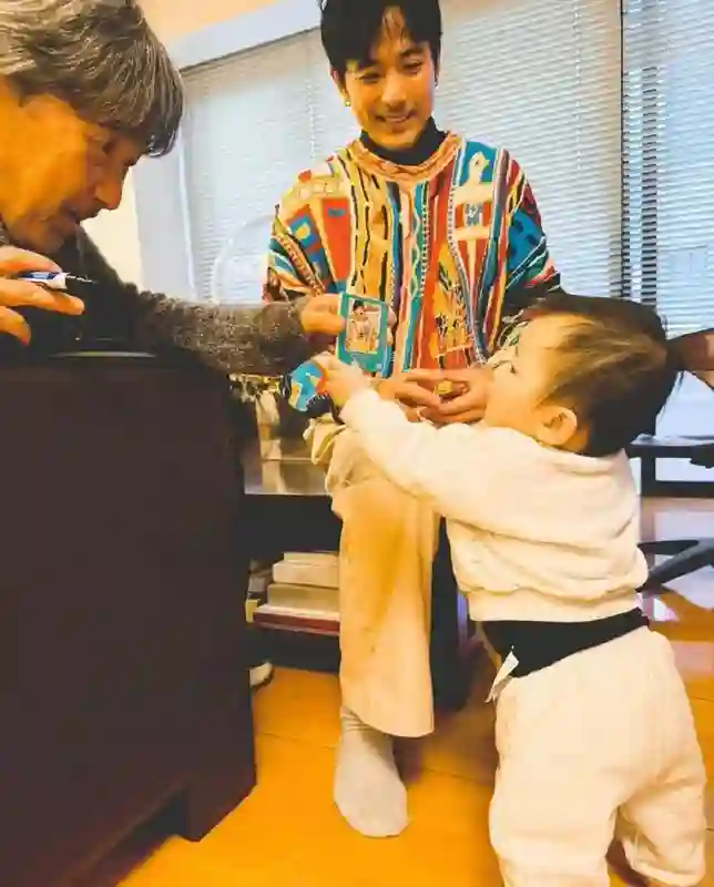 林子祥儿子晒近况！积极赚奶粉钱，去年升级当爸期待父女同台合作