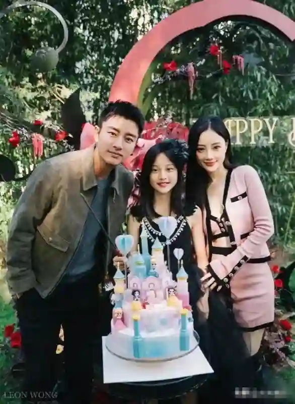 李小璐霍思燕两家同游，霍思燕植发没了发际线，贾乃亮躲得远远的