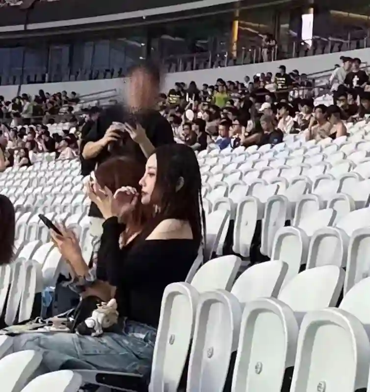 李小璐带女儿看侃爷演唱会，13岁甜馨穿豹纹吊带，母女都是夜店风