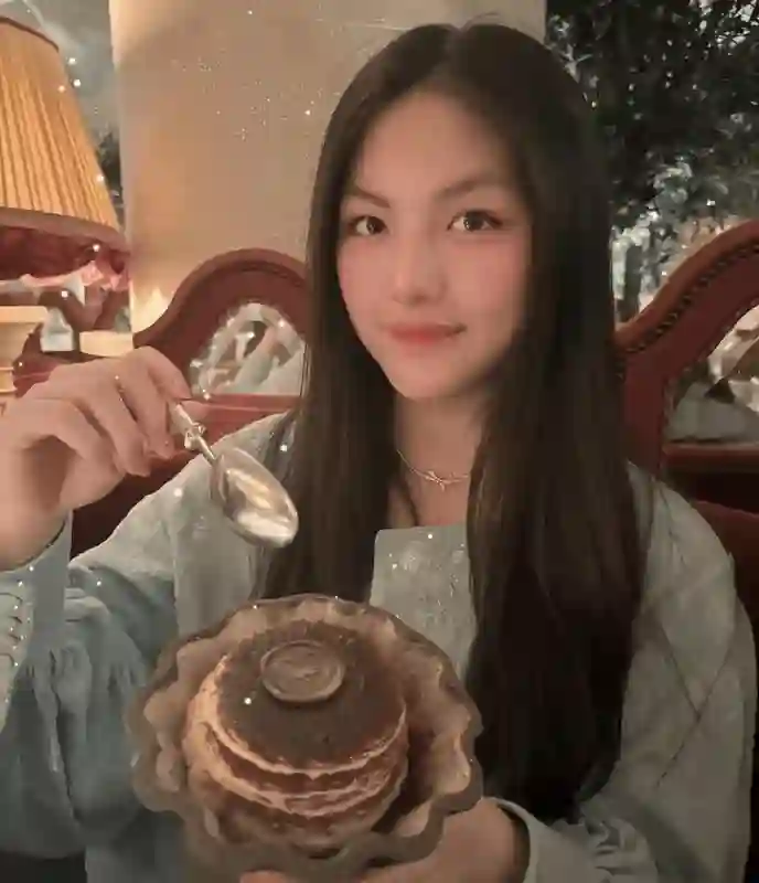 李湘一大早连发五张王诗龄照片，母女高档餐厅共度假期