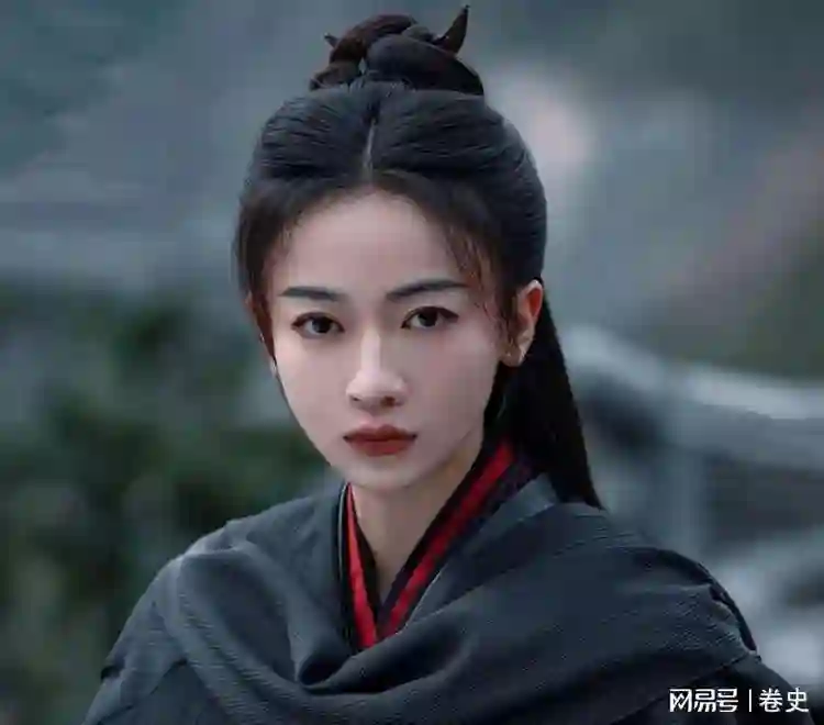仅仅2个月像换了个人，产后复出的吴谨言，终究是走了杨幂的老路