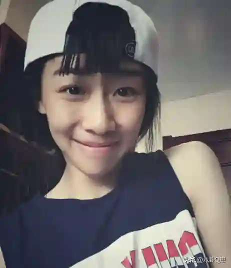 两年婚姻一年出轨，将前夫当小丑，“一尿”成名的她凭啥三封天后