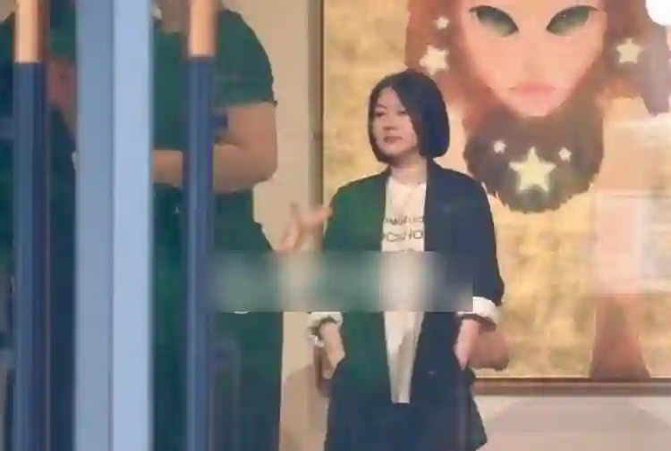小S疗伤4个月现身女儿画展，脸色红润变胖了，老公许雅钧贴心陪同