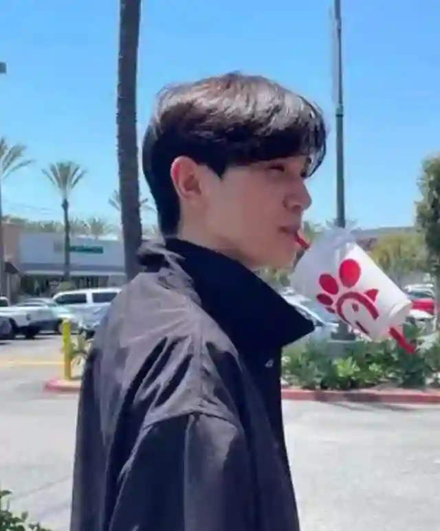 张智霖袁咏仪儿子高中毕业，魔童走路驼背，除了个高真没长过父母