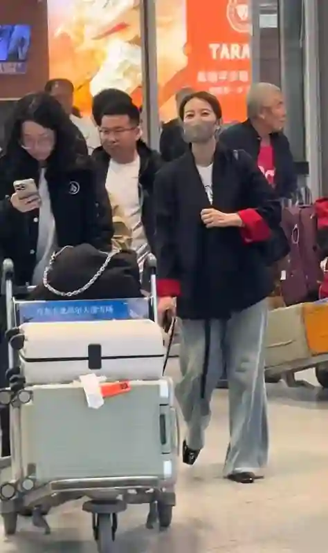 高圆圆在机场被拍，皮肤松垮还有了明显的皱纹，可纯天然自然就是漂亮！