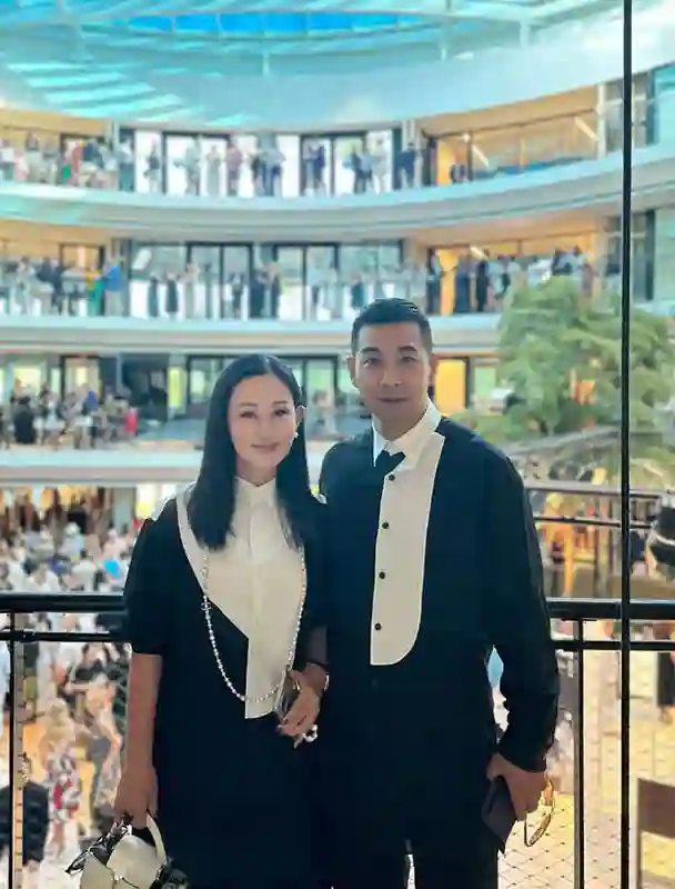 赵文卓晒一家五口温馨合照，恭喜大女儿高中毕业