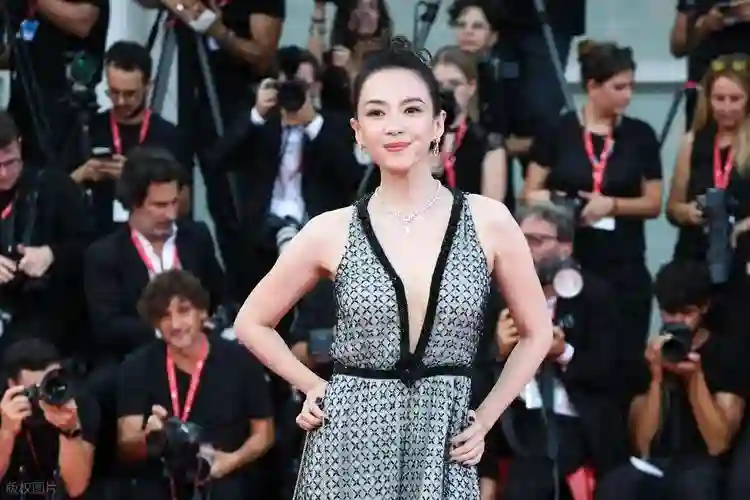宁静回应“牵手门”，一句话揭露汪峰处境，终于替章子怡扳回一局