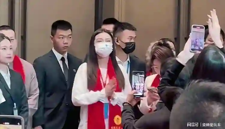 王祖贤亮相国际灸法大会，面相发福还有皱纹，怎么老成这样了？
