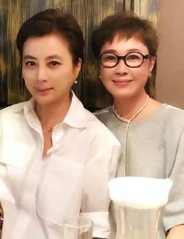 面相全变了！再看62岁李玲玉和61岁傅艺伟，才明白两人差别在哪