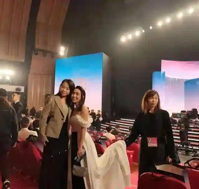 68岁尔冬升携9岁女儿现身香港金像奖，女友罕见露面，撞脸汤唯！