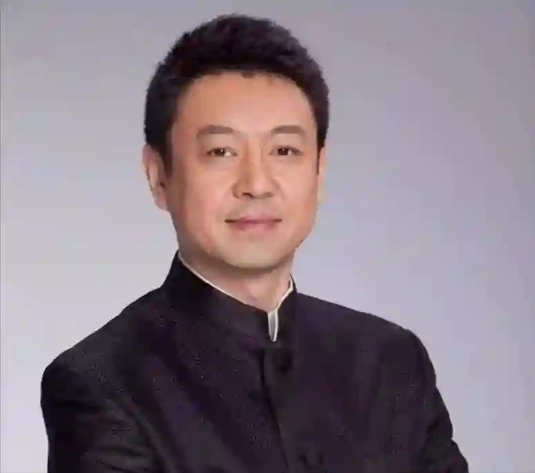 她24岁主持春晚，传两个男人为她离婚，如今49岁被宠成了公主