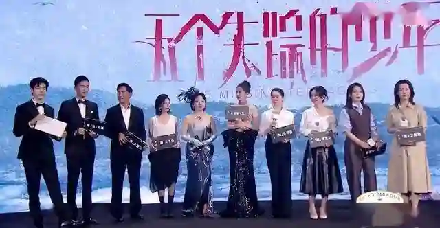 女演员同框:闫妮“大姐”气场，左小青脸有些肿，颖儿太出挑了