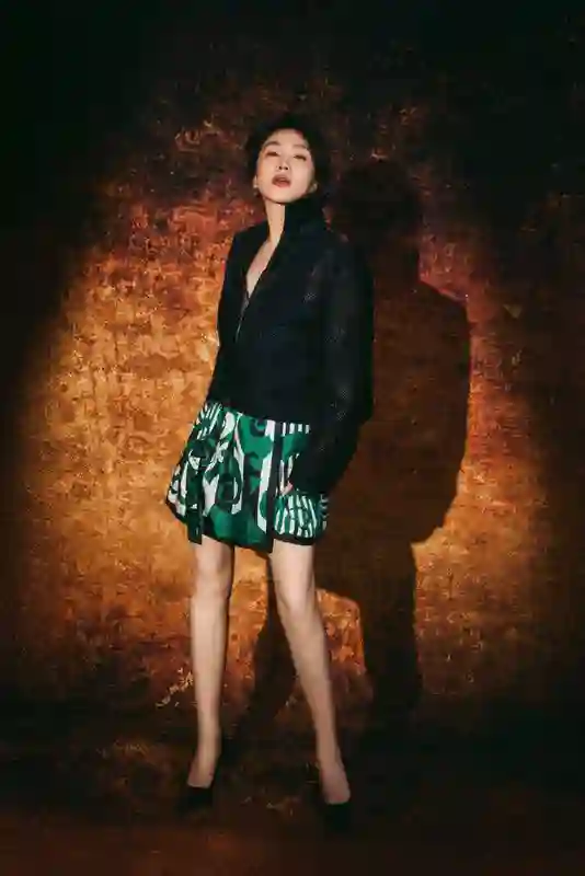 闫妮黑蕾丝透视装惊艳亮相 红唇魅惑展熟女风情