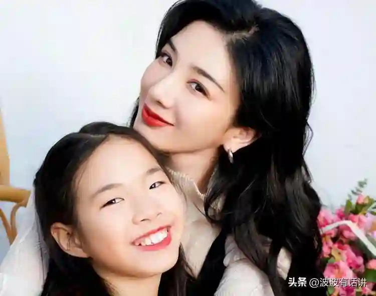 没想到，黄奕才11岁的女儿身高就跟她不相上下，可惜长相太像爸爸