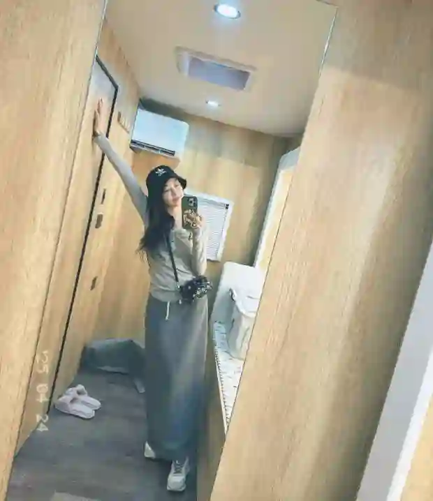 宋茜白U领背心秀窈窕曲线，对镜自拍随性又慵懒