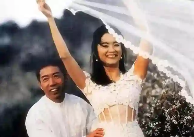 71岁林青霞去江西旅游，打扮贵气，穿一身名牌，街头向粉丝送飞吻