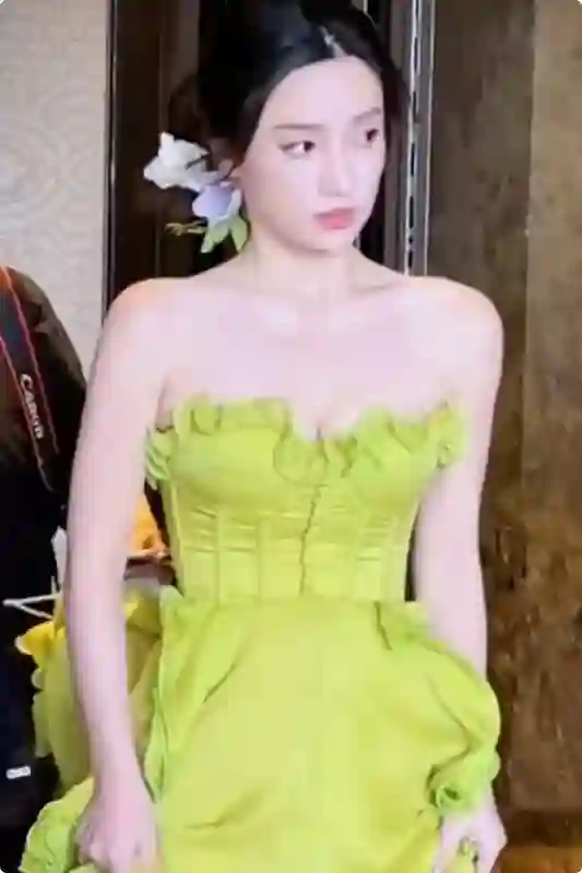 微短剧红毯：徐艺真御姐风十足，刘念蚂蚁腰抢镜，姚冠宇惊艳全场