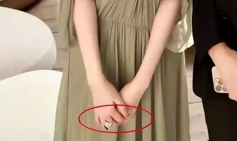 叶珂生娃后首露面，戴大钻戒参观上亿老洋房，退网后被养成金丝雀