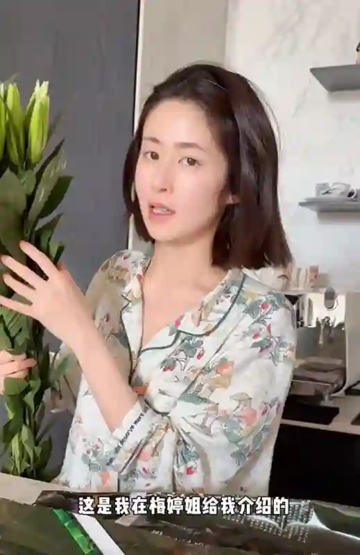 颖儿邀朋友来北京别墅露营，庭院内搭帐篷和超大充气城堡，好惬意