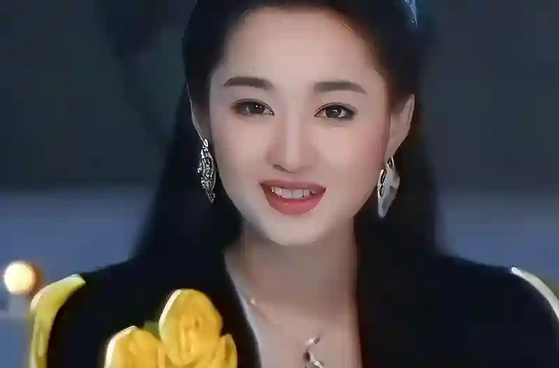 53岁杨钰莹现状：和母亲定居深圳，在豪宅种菜生活惬意，仍未结婚