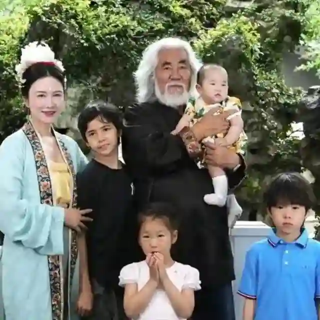 彻底不装了！张纪中夫妇人设崩塌，原来好恩爱都是“装”出来的