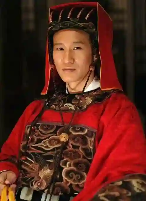 没儿没女没退路，王劲松苦熬30年，凭啥在演技圈“杀疯”了？