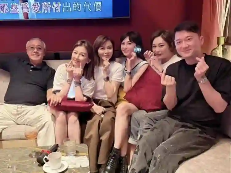 关之琳出席聚会与前任同框，喝香槟唱歌好欢乐，对方现任女友也在