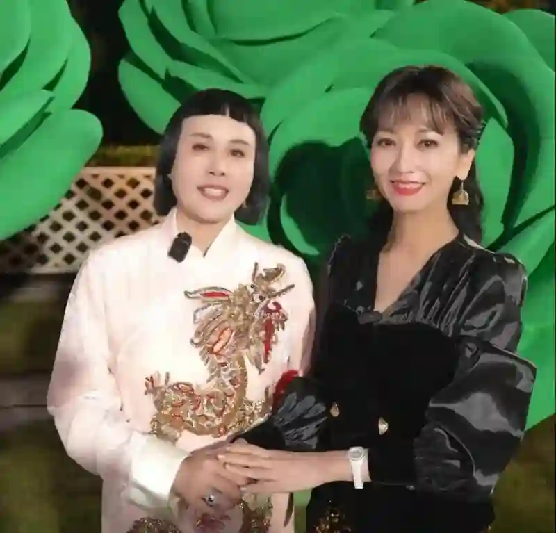 71岁赵雅芝直播遭尴尬，开十级美颜，小13岁网红称其“阿姨”