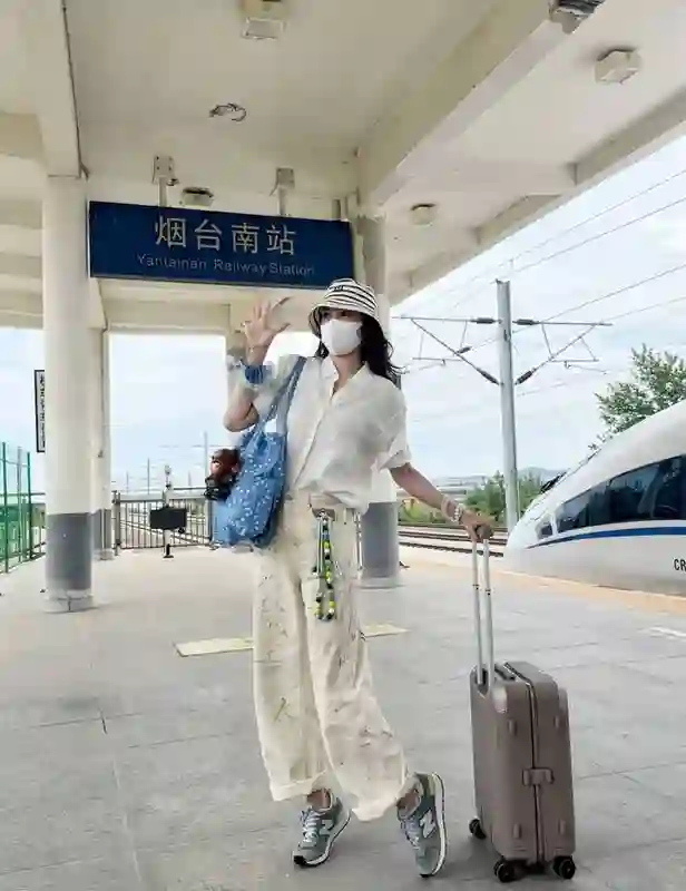 宋佳高铁站休闲装随拍 俏皮远眺灵动满分