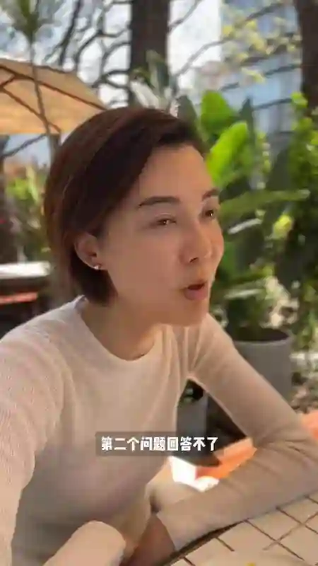 车晓北京逛市集，背帆布包打扮朴素像家庭主妇，手臂细如竹竿太瘦