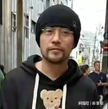 46岁周杰伦近况曝光，脸部憔悴走路需要人扶，刘畊宏的话应验了