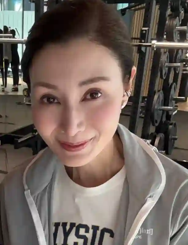54岁李嘉欣现身伦敦健身房，法令纹明显仍很美，长居当地陪仔读书