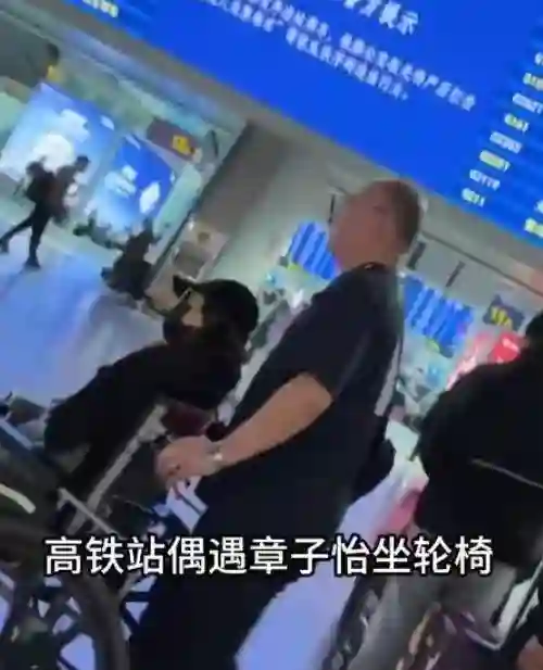 章子怡汪峰离婚后仨儿女首同框，一起看剧，醒醒兰花指抢镜好淑女