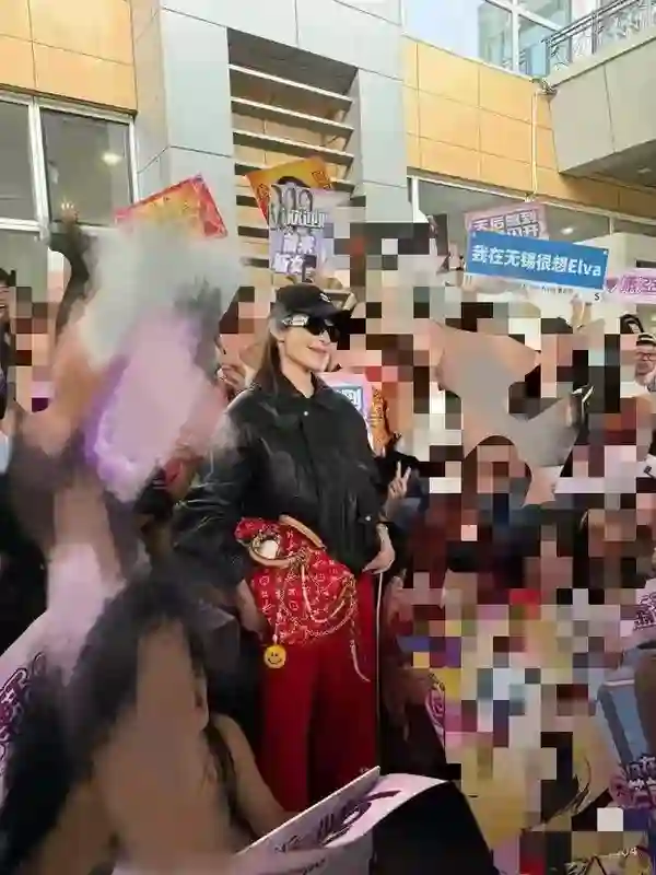 萧亚轩五次手术后罕见现身，瘦成瓜子脸，康复迅速健步如飞