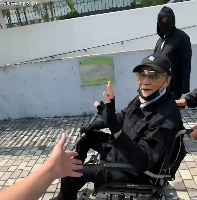 88岁谢贤暴瘦坐轮椅，与嫩模分手后憔悴不堪，晚年孤独引唏嘘