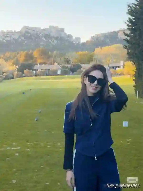 周杰伦老婆昆凌五一假期分享一家五口背影，夫妻手牵手甜度爆表