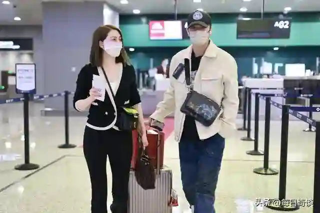 洪欣儿子张镐濂探班张丹峰，支持他与自己同学颜安竞争，太暖了！