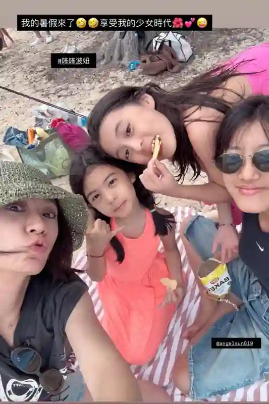 贾静雯带三女儿海边度假：我的暑假来了