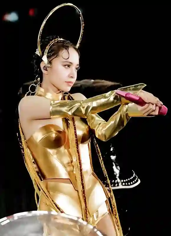 明星演唱会内卷严重，歌手着装新奇特花样百出，谁能卷得过蔡依林