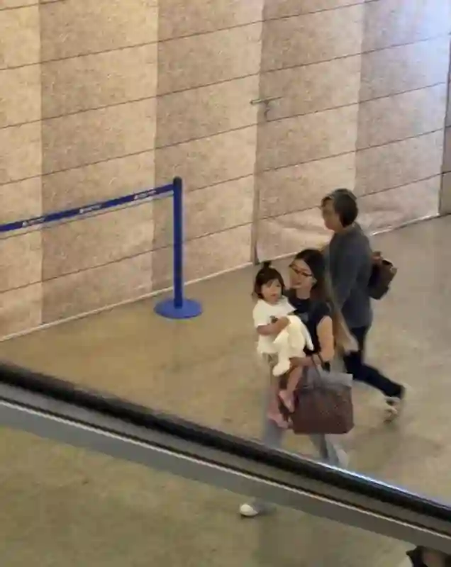 程晓玥在上海机场，背大包小包还要抱孩子，一点也不娇气母爱爆棚