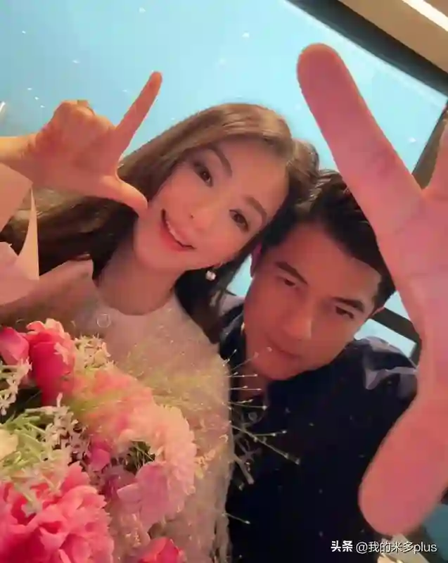 方媛结婚8周年晒照，郭富城黑发显年轻，俩女儿似洋娃娃精致无比