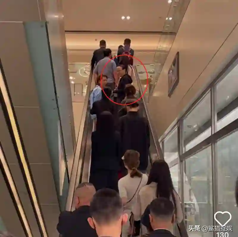 偶遇宋丹丹北京逛街，和那英共进晚餐，面色苍白显老态