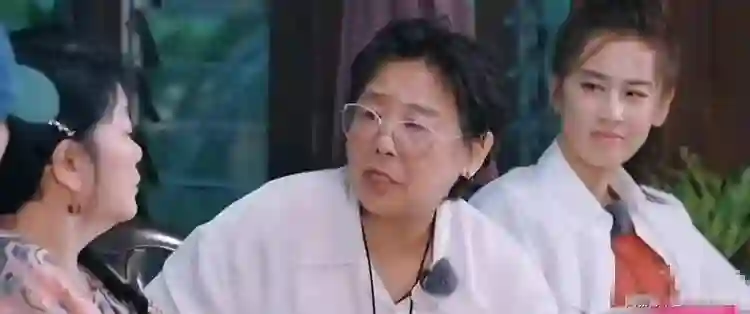 黄圣依妈妈曝外孙让自己寒心，付出白费了，疑似内涵杨子教育观念